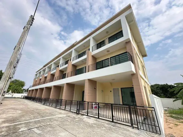 4 Bedroom Townhouse for Sale in Takhian Tia