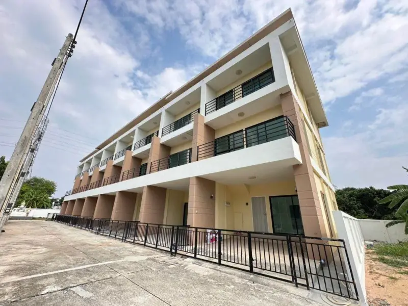4 Bedroom Townhouse for Sale in Takhian Tia
