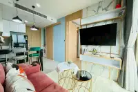 1 Bedroom Condo for Rent at The Riviera Jomtien living room with wall-mounted TV and marble accent wall