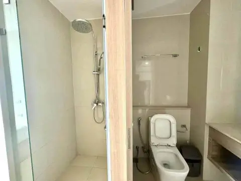 1 Bedroom Condo for Sale at The Riviera Jomtien modern bathroom with glass shower and toilet