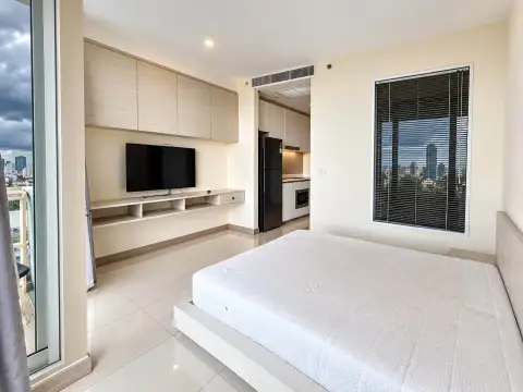 Studio Condo for Sale at The Riviera Jomtien open-plan layout with bed, TV console and kitchenette