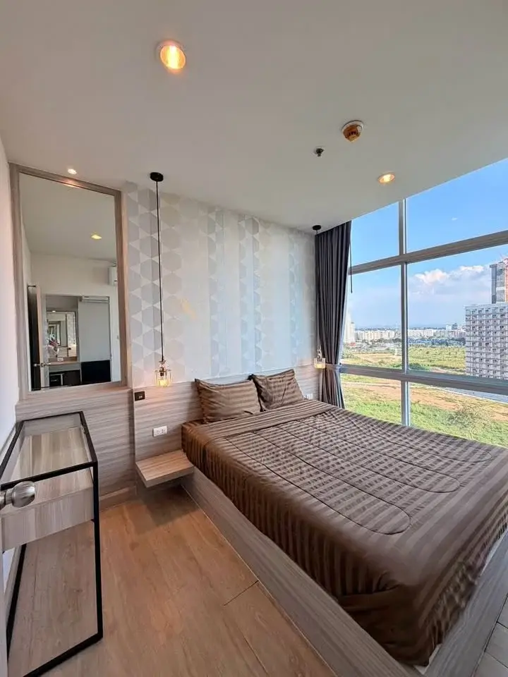 1 Bedroom Condo for Rent at The Twin Tower Jomtien Beach Pattaya bedroom with floor-to-ceiling windows and city view
