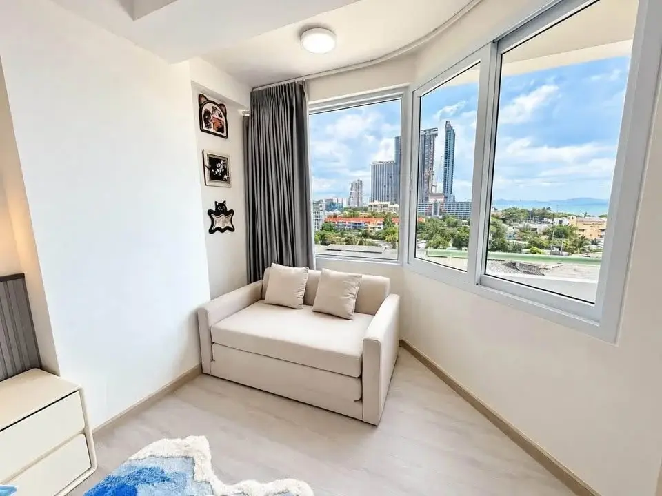 Studio Condo for Rent at Thian Tong Condotel cozy reading nook with bay windows overlooking Pattaya skyline and sea