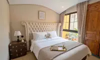 1 Bedroom Condo for Rent at Venetian Signature Condo Resort tufted headboard bed with garden-view window