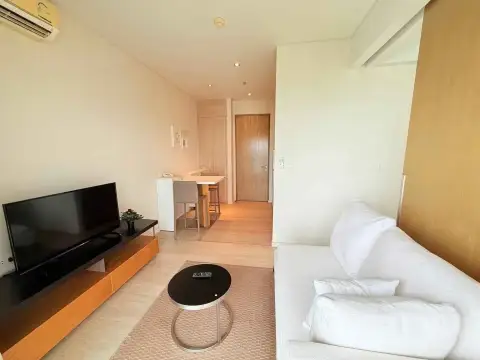 1 Bedroom Condo for Rent at Veranda Residence Pattaya hallway with entrance door, dining bar and living area