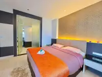 1 Bedroom Condo for Sale at View Talay 5D bedroom with king bed and glass-enclosed ensuite bathroom