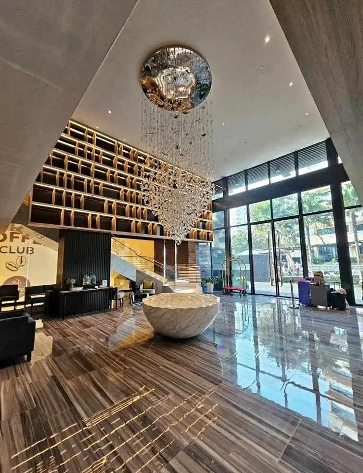 Studio Condo for Sale at View Talay 5D luxurious lobby with crystal chandelier and marble flooring