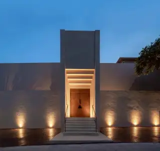 Villa Barrera: Narrow swimming pool between two villa wings, with sun loungers and a high privacy wall.