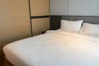 2 Bedroom Condo for Rent at Beverly Mountain Bay Pattaya bedroom with white bedding and upholstered headboard