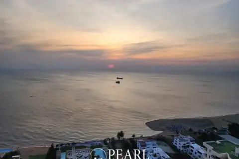 3 Bedroom Condo for Sale in Veranda Residence Pattaya luxurious bathroom