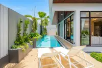 4 Bedroom House for Sale in Tree Villa master bedroom with en-suite