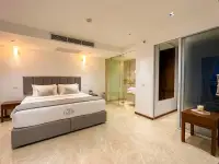 2 Bedroom Condo for Sale at Northshore Pattaya master bedroom with king bed and glass-enclosed ensuite bathroom