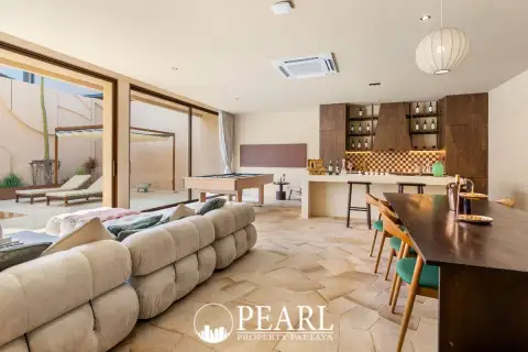 5 Bedroom House for Sale in Villa Barrera spacious living room