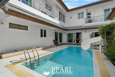 3 Bedroom House for Sale in Sea Breeze Villa Pattaya spacious living room
