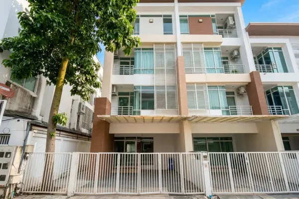 4 Bedroom Townhouse for Sale at The Gallery Condominium