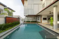 3 Bedroom Villa for Sale in Bang Lamung master bedroom with ensuite bathroom