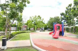 Supalai Ville Pattaya - Motorway outdoor children's playground with red slide and landscaped garden