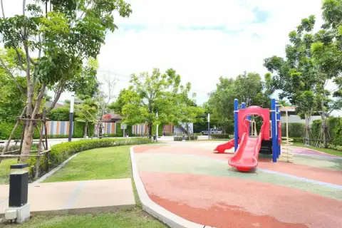 Supalai Ville Pattaya - Motorway outdoor children's playground with red slide and landscaped garden