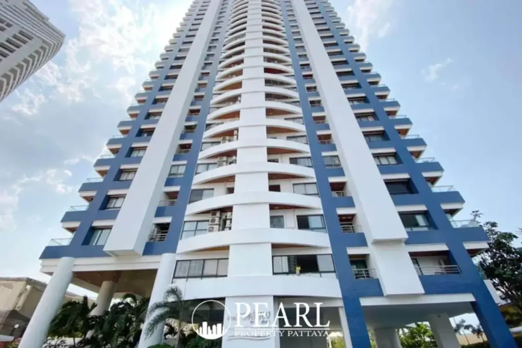 2 Bedroom Condo for Sale in Baan Haad Uthong Condominium living room with sofa and TV