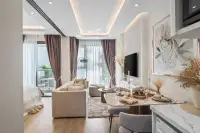 1 Bedroom Condo for Sale in Seaspire Jomtien fully equipped kitchen with dining area