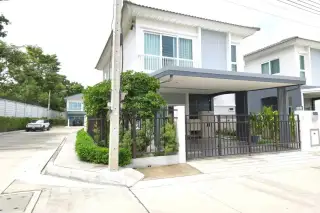 Supalai Ville Pattaya - Motorway two-storey house exterior with carport iron gate and balcony