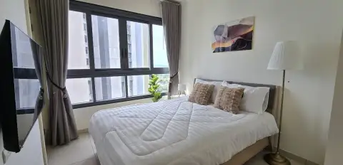 2 Bedroom Condo for Rent at Zire Wongamat bedroom with king bed and city view window