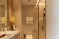 Studio Condo for Sale at Seaspire Jomtien bathroom with vessel sink, glass shower enclosure, and Seaspire branded towels