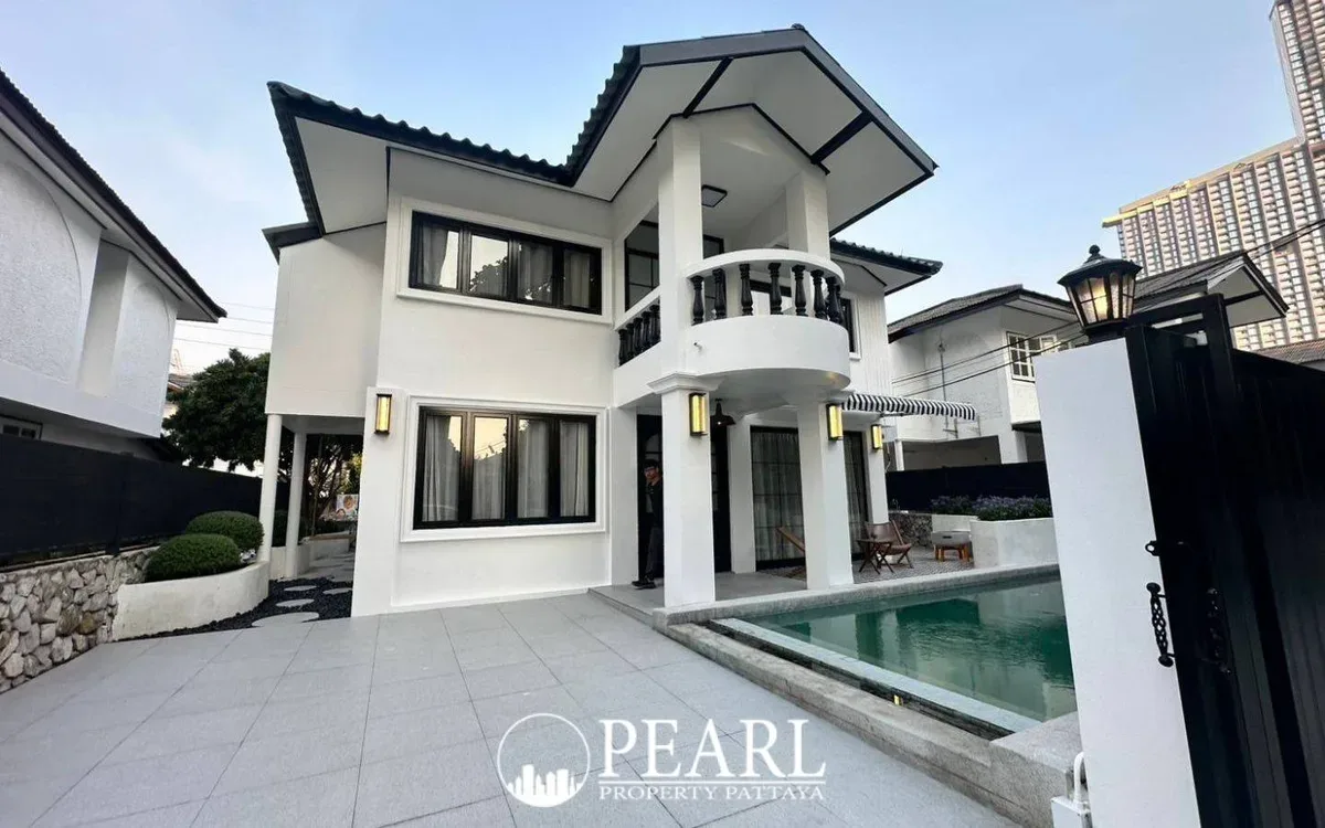 4 Bedroom House for Sale in Central Pattaya exterior front view