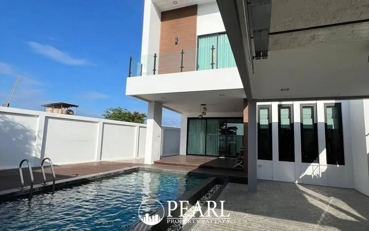 3 Bedroom House for Sale in Central Pattaya exterior with garden