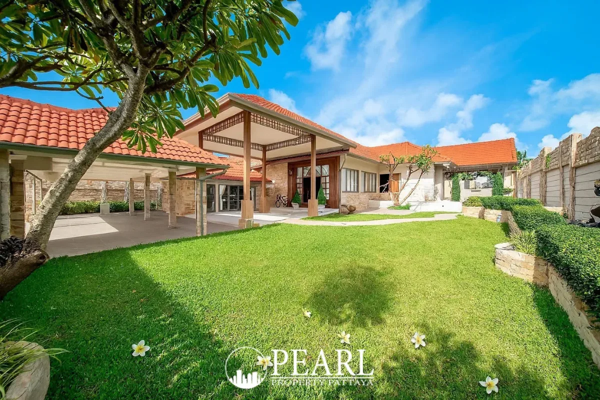4 Bedroom House for Sale in Pattaya Hill 2 exterior facade