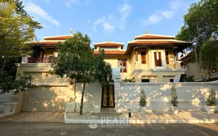 4 Bedroom Villa for Sale in Bang Lamung luxurious living room with modern furniture
