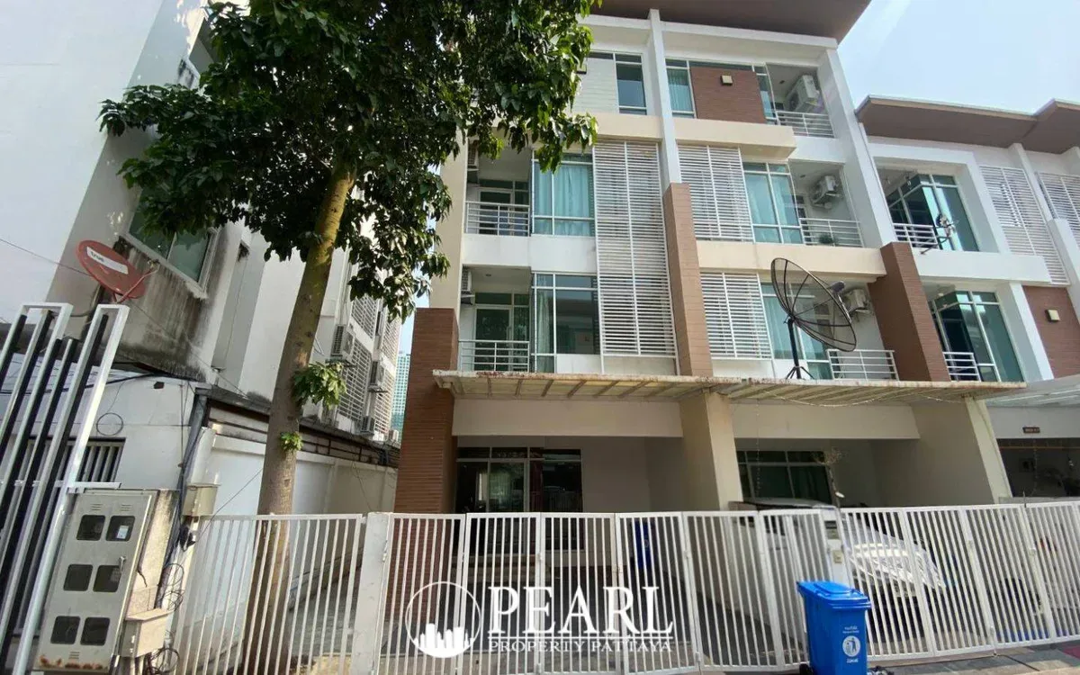 4 Bedroom Townhouse for Sale at The Gallery Condominium