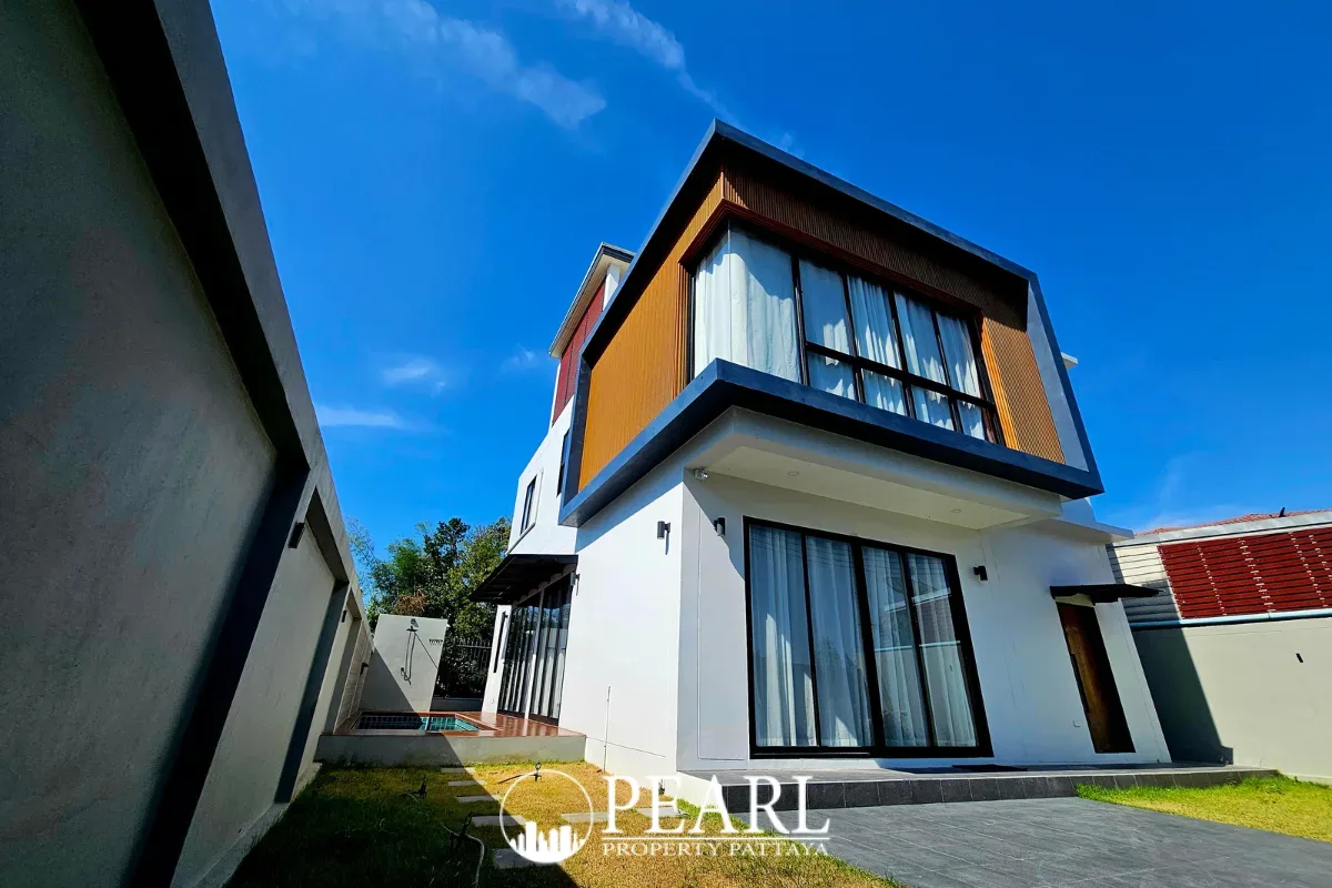 4 Bedroom House for Sale in Central Pattaya exterior front view