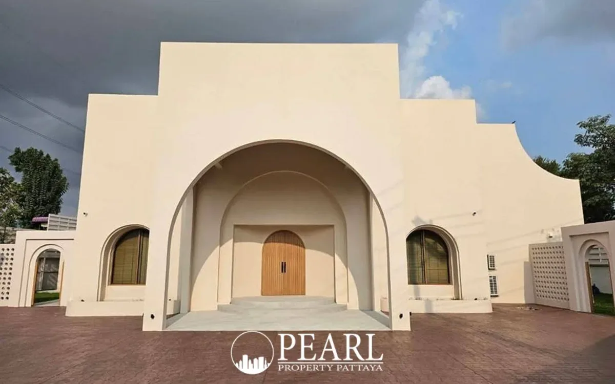 4 Bedroom House for Sale in Grand Breeze Luxury Pool Villas Pattaya exterior view