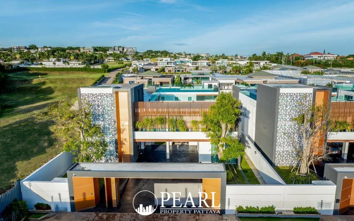 6 Bedroom House for Sale in East Pattaya exterior facade