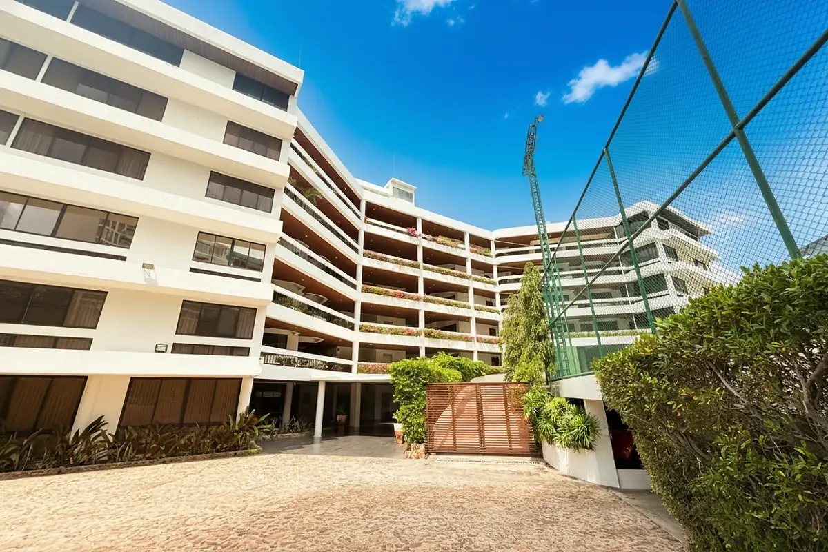 Garden Cliff Condominium 1 large resort-style swimming pool with ocean view and sun loungers.