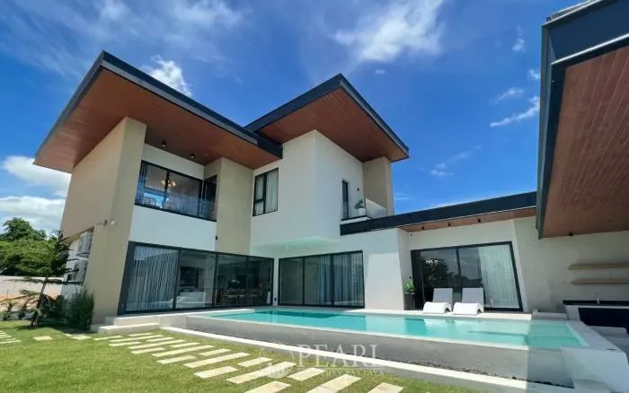 4 Bedroom Villa for Sale in Nong Pla Lai modern swimming pool with sun loungers