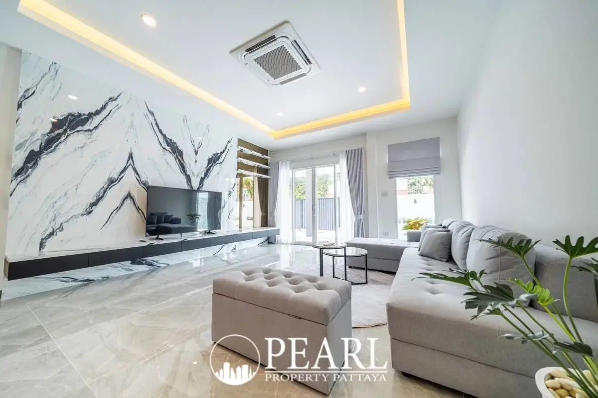 5 Bedroom House for Sale in Central Pattaya spacious living room
