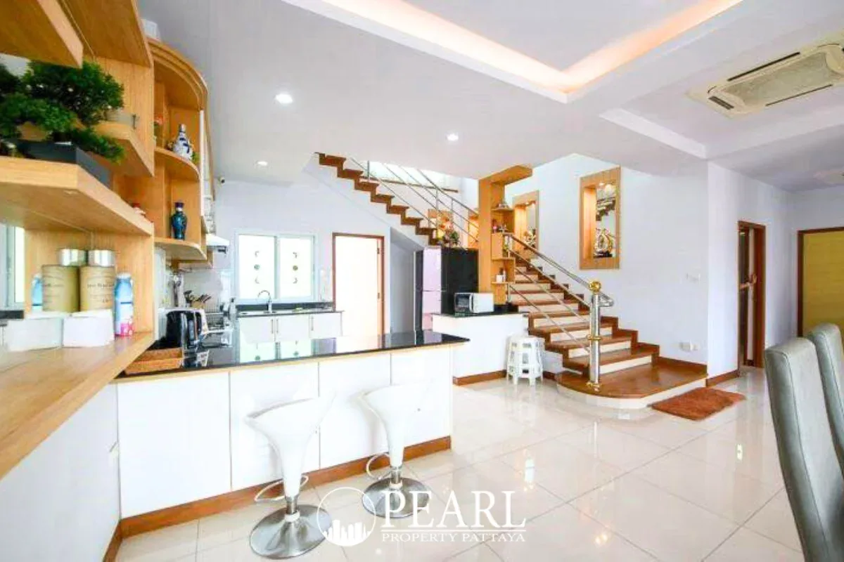 5 Bedroom House for Sale in Suksabai Villa private swimming pool and patio