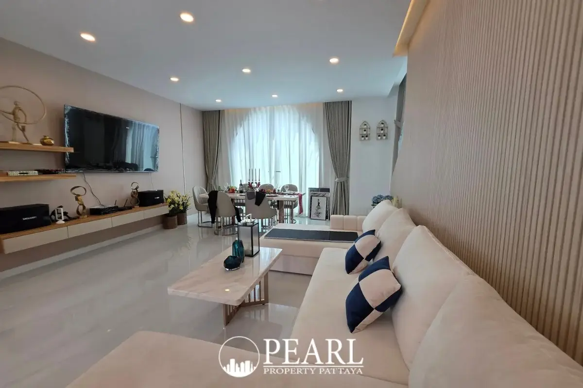 5 Bedroom House for Sale in Grand Breeze Luxury Pool Villas Pattaya modern kitchen