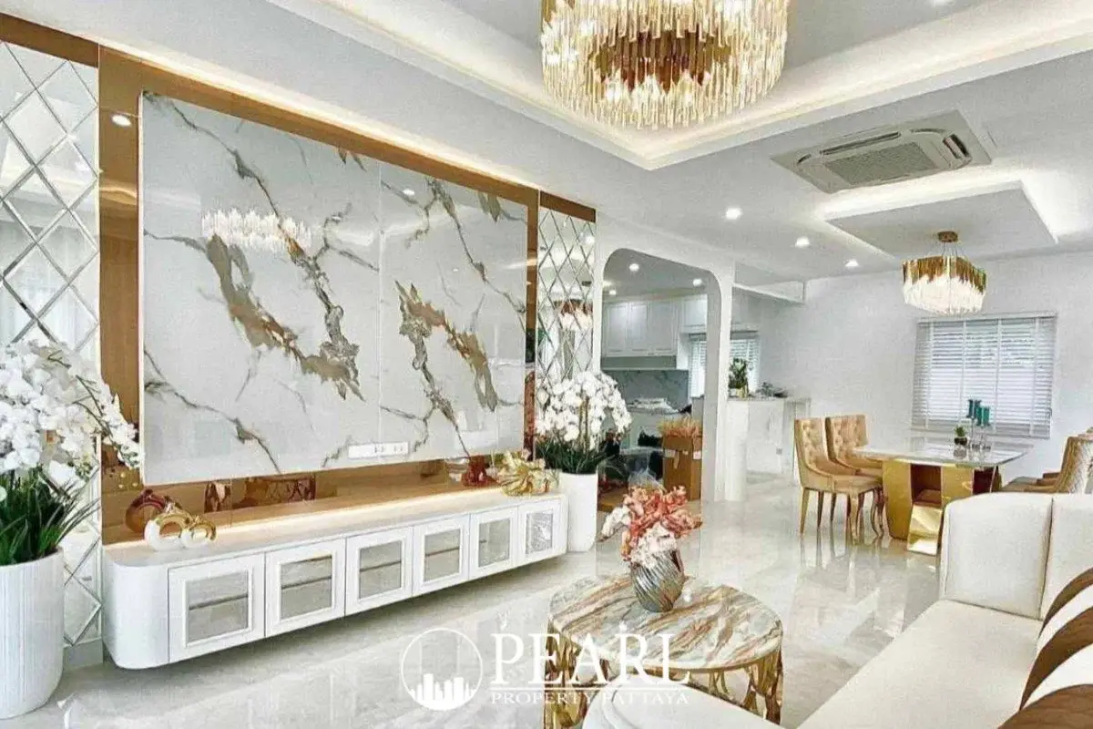 5 Bedroom House for Sale in L Pattaya fully equipped kitchen with island