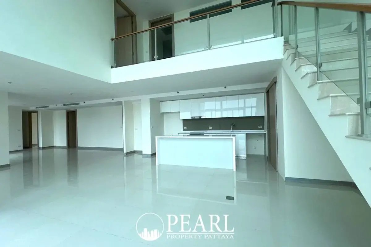 5 Bedroom Condo for Sale in The Riviera Jomtien private balcony overlooking the sea