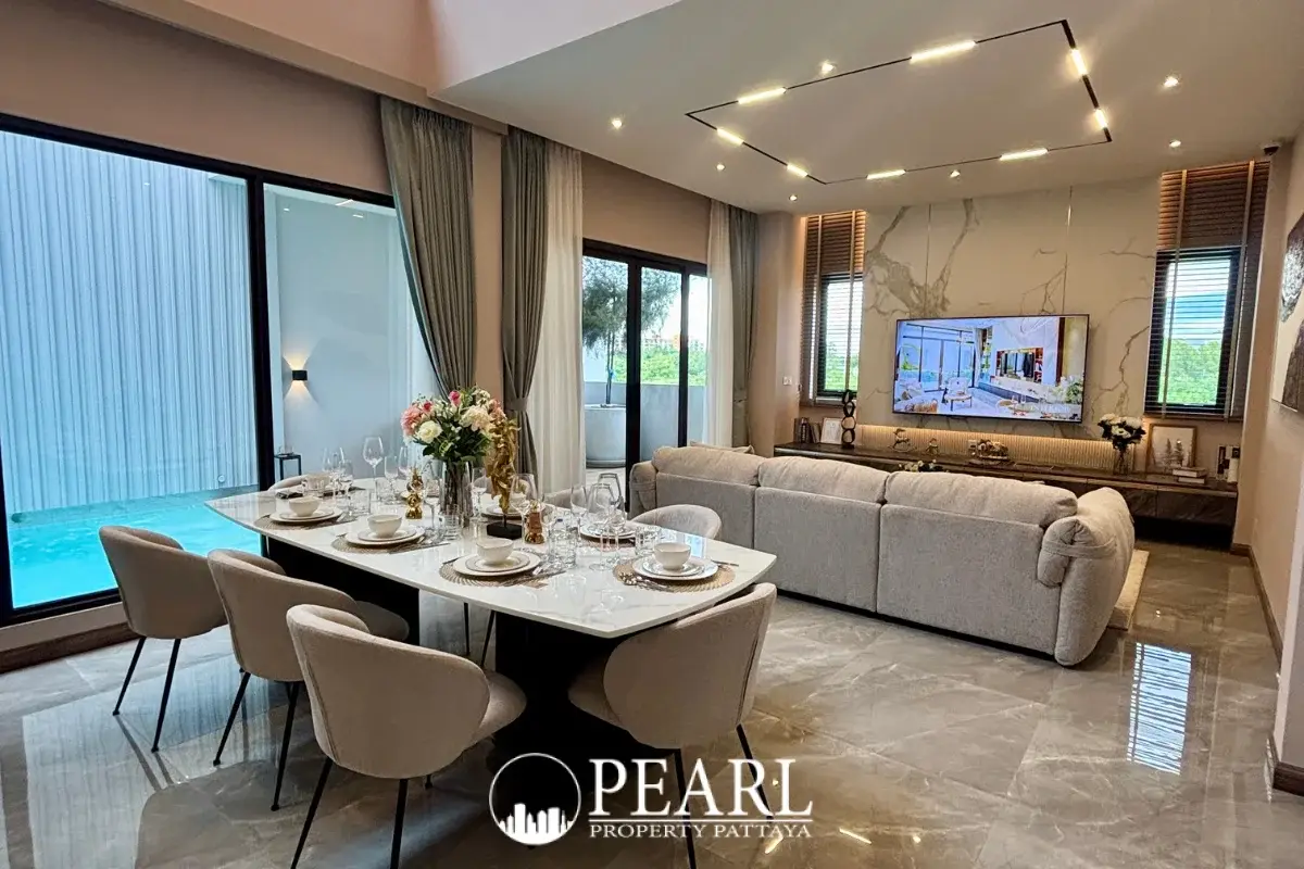 4 Bedroom House for Sale in Tree Villa master bedroom with ensuite