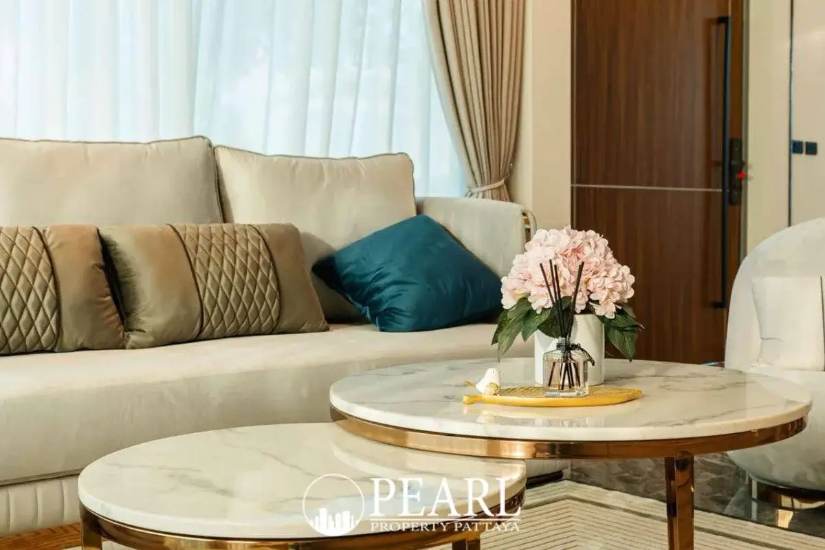 4 Bedroom House for Sale in L Pattaya master bedroom with ensuite