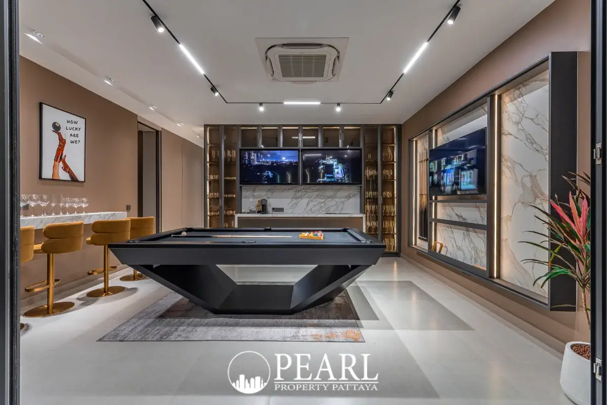 7 Bedroom House for Sale at Nagawari Pattaya master bedroom with ensuite