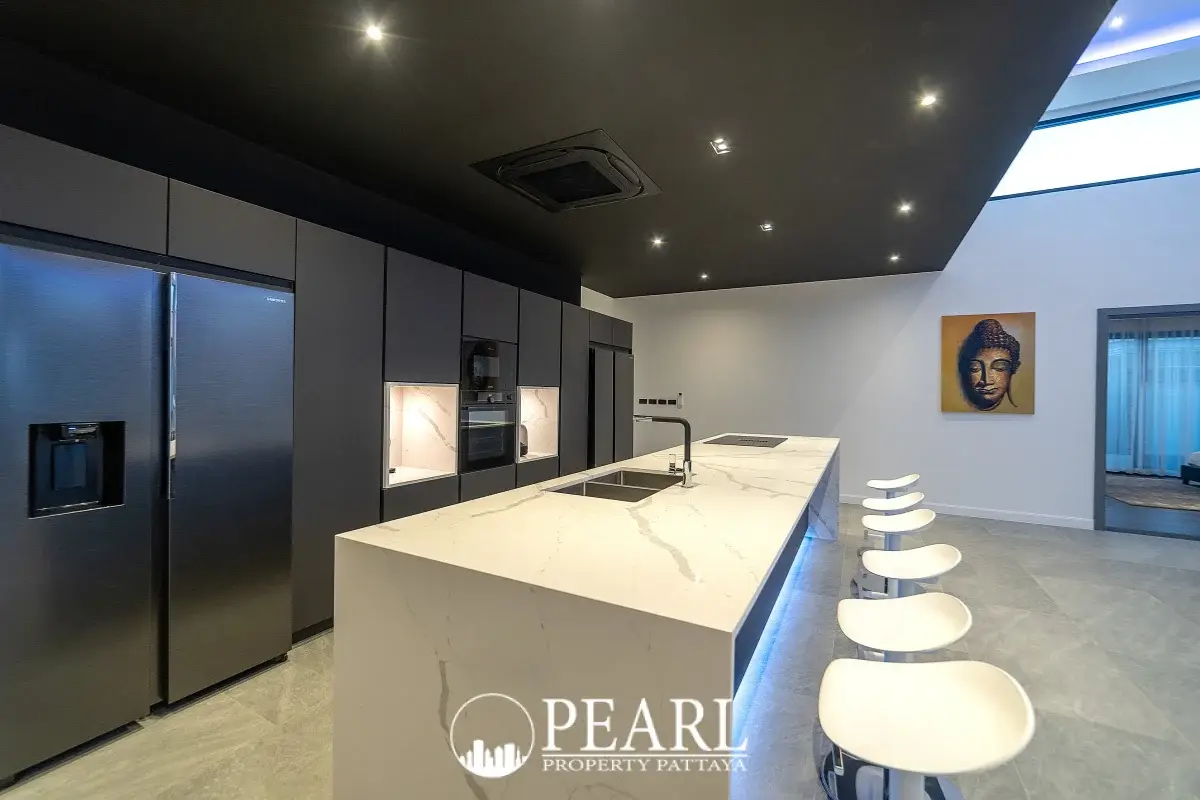 6 Bedroom House for Sale in Central Pattaya ensuite bathroom