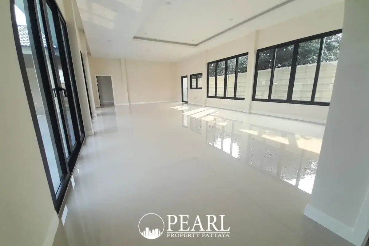 3 Bedroom Villa for Sale in Nong Prue master bedroom with ensuite