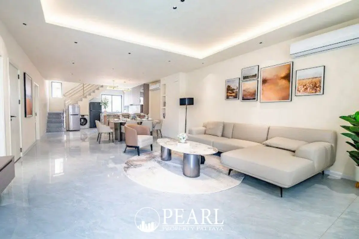 6 Bedroom House for Sale in Central Pattaya spacious living room