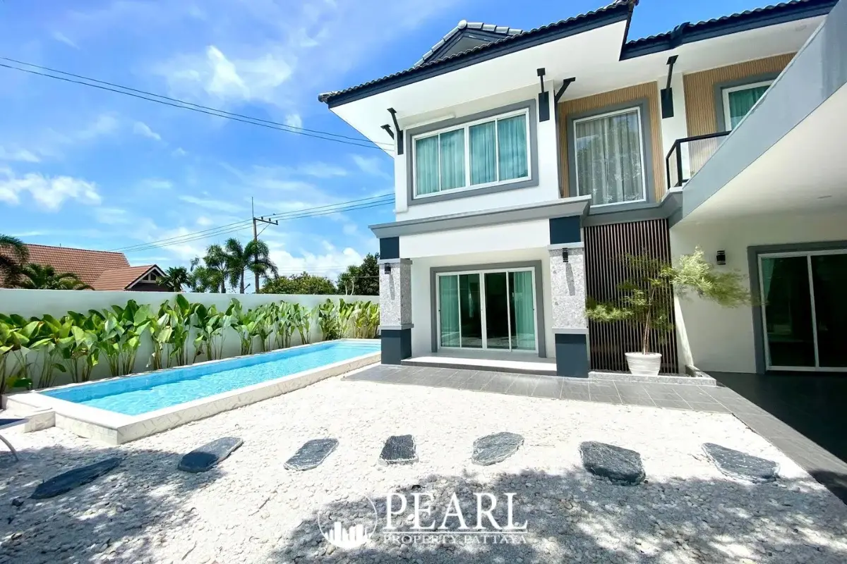 5 Bedroom Villa for Sale in Bang Lamung luxurious exterior with garden