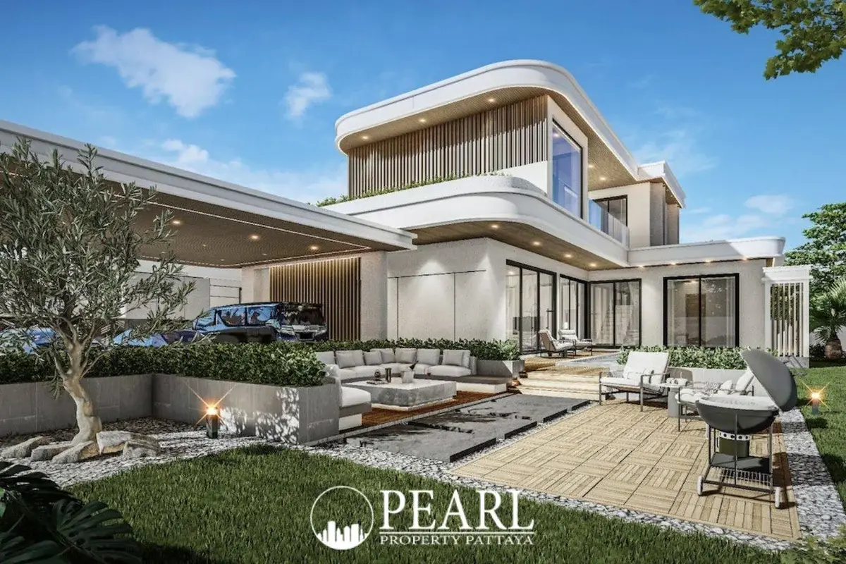 4 Bedroom House for Sale in Charin Pattaya spacious living room